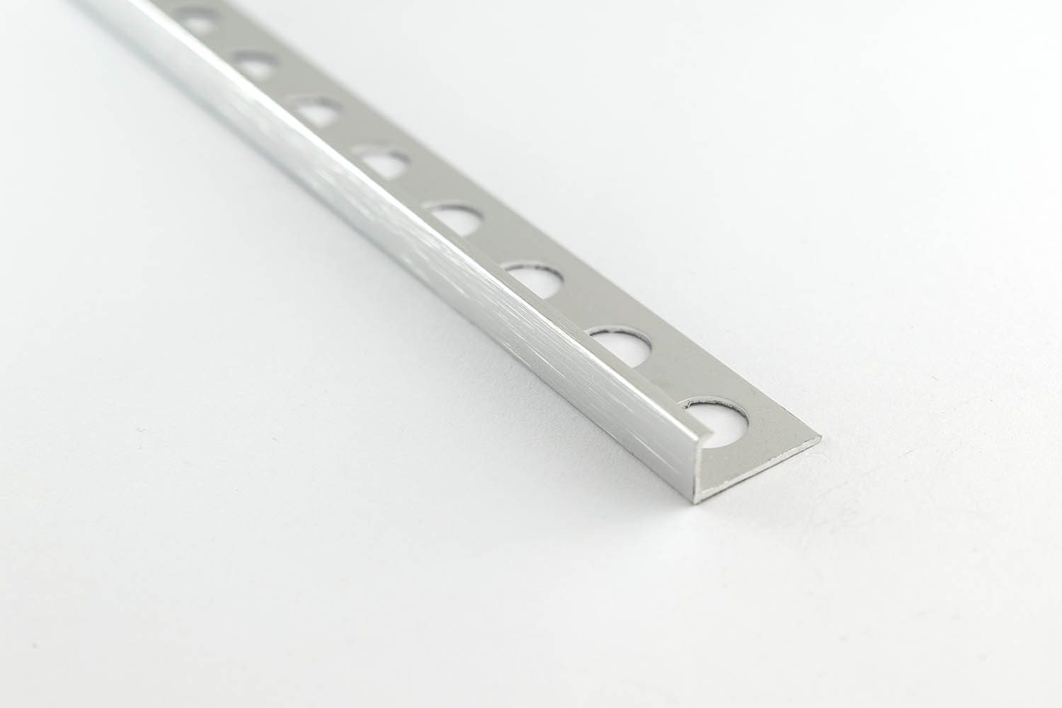 AUER Lot de 10 profilés angulaires pour nez de marche en aluminium anodisé avec perçages Argenté 1 m x 20 mm x 20 mm